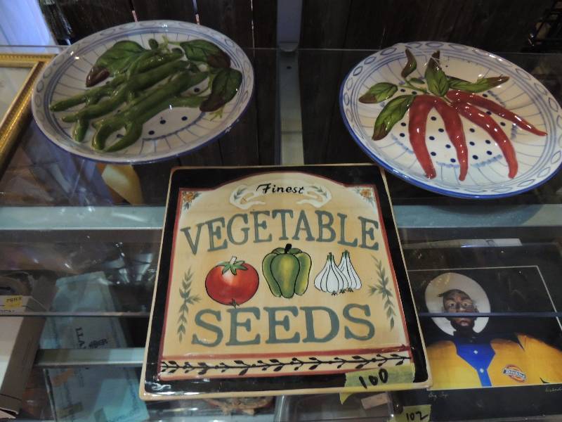 lot 100 image: VEGETABLE TRIVET AND 2 WALL HANGING PLATES  BOTH HAVE PEPPERS