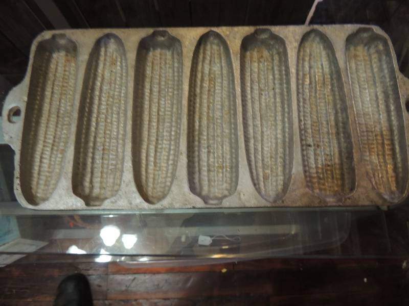 lot 118 image: 12 Corn Bread pan #7 cast aluminum