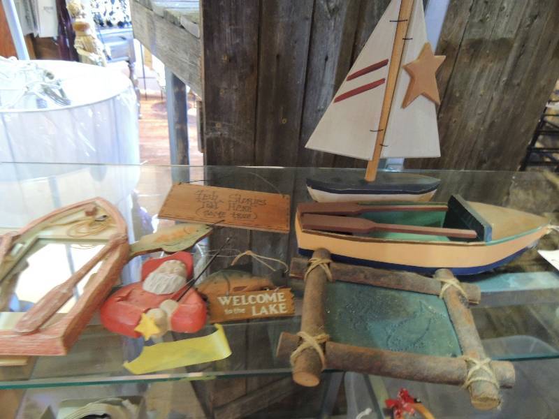 lot 128 image: Assortment of Fishing Ornament, plaques, boats - decor
