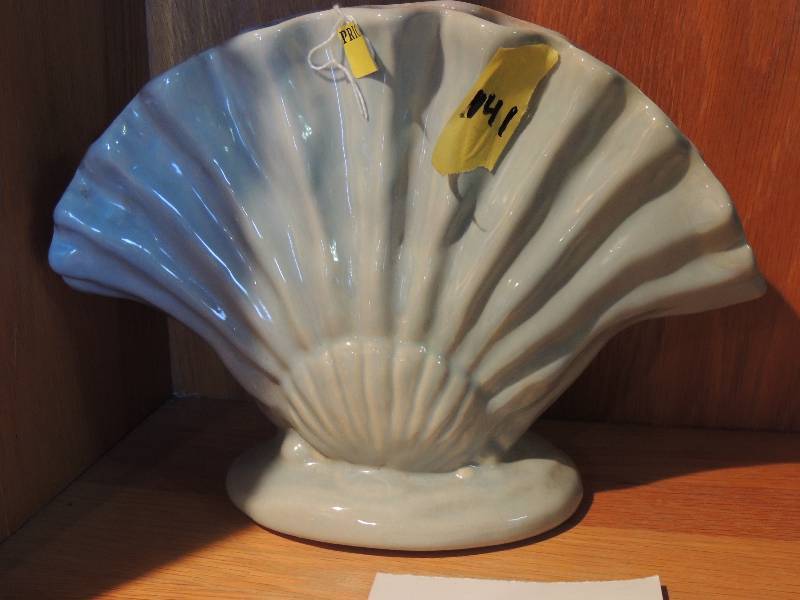 lot 141 image: Gander Vase 8in tall...