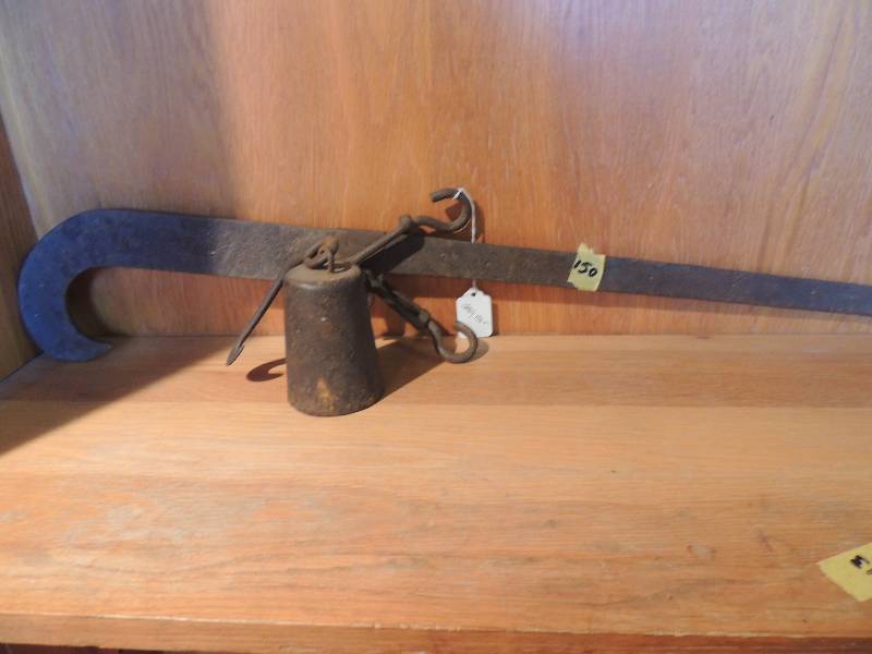 lot 150 image: Cotton Scale with Weights 33 in,