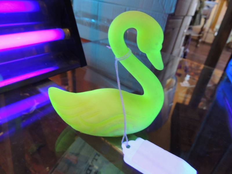 lot 170 image: Vaseline GlassUruanium Glass - Gl...