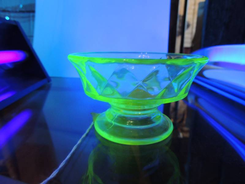 lot 171 image: Vaseline GlassUruanium Glass - Ye...