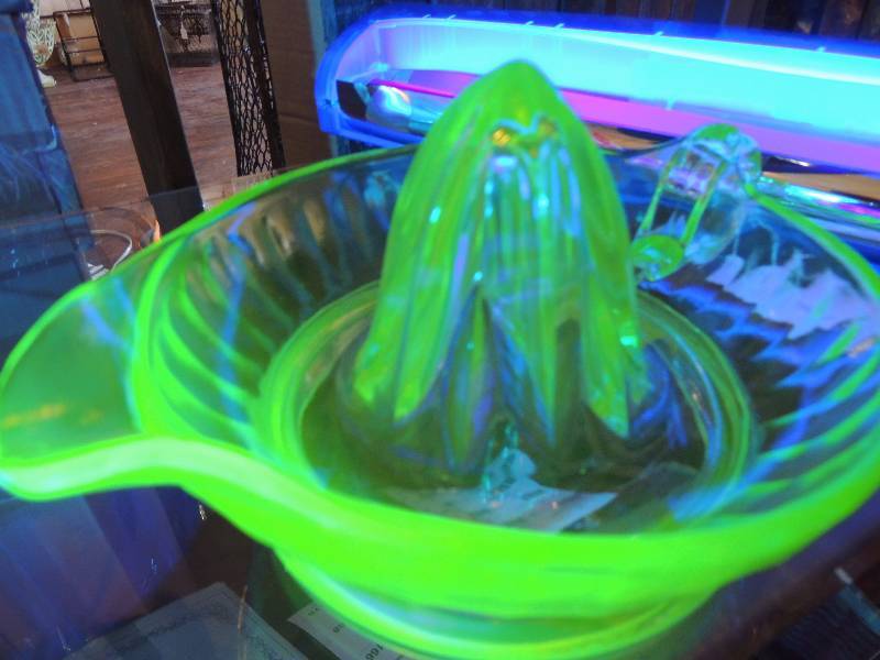 lot 177 image: Vaseline GlassUruanium Glass - ju...
