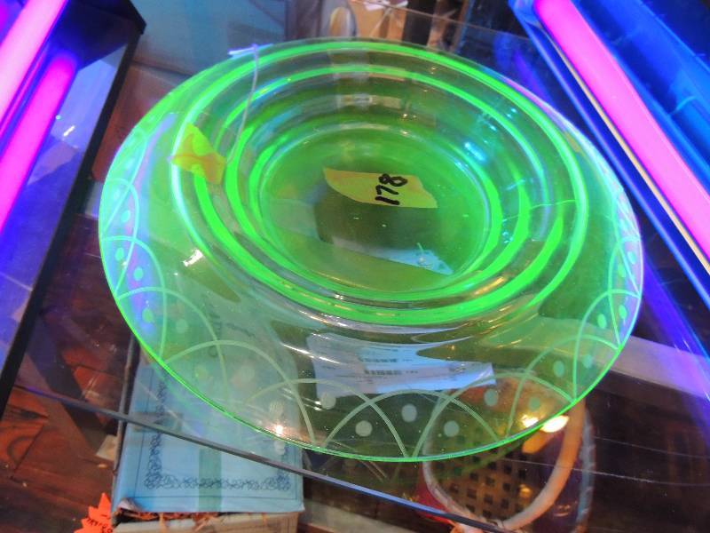 lot 178 image: Vaseline GlassUruanium Glass - G...