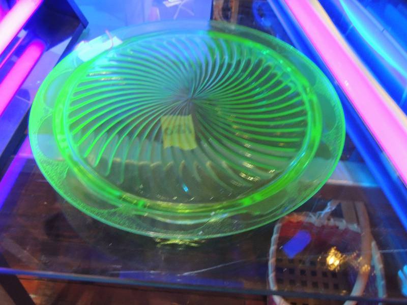 lot 180 image: Vaseline GlassUruanium Glass - Se...