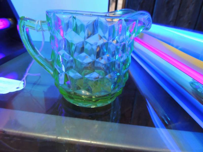 lot 181 image: Vaseline GlassUruanium Glass - G...