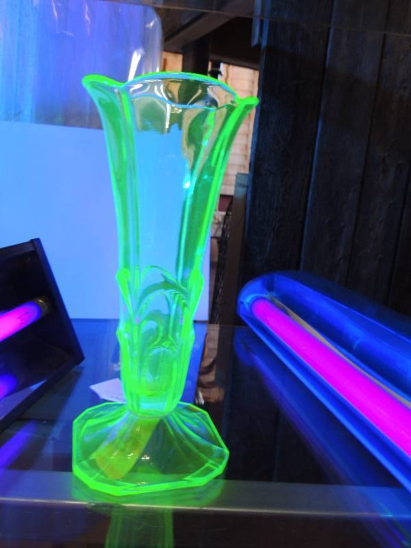 lot 182 image: Vaseline GlassUruanium Glass - T...