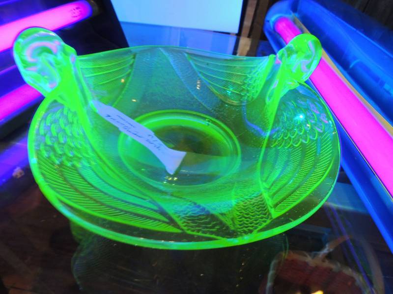 lot 176 image: Vaseline GlassUruanium Glass - Gl...