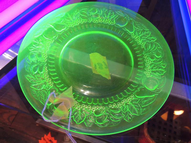 lot 187 image: Vaseline GlassUruanium Glass - G...