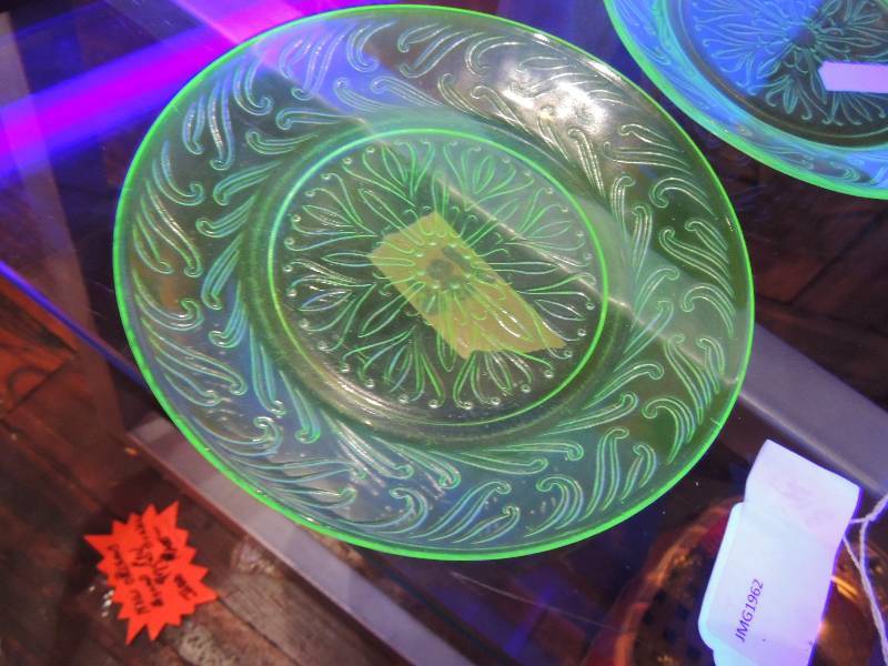 lot 186 image: Vaseline GlassUruanium Glass -  T...