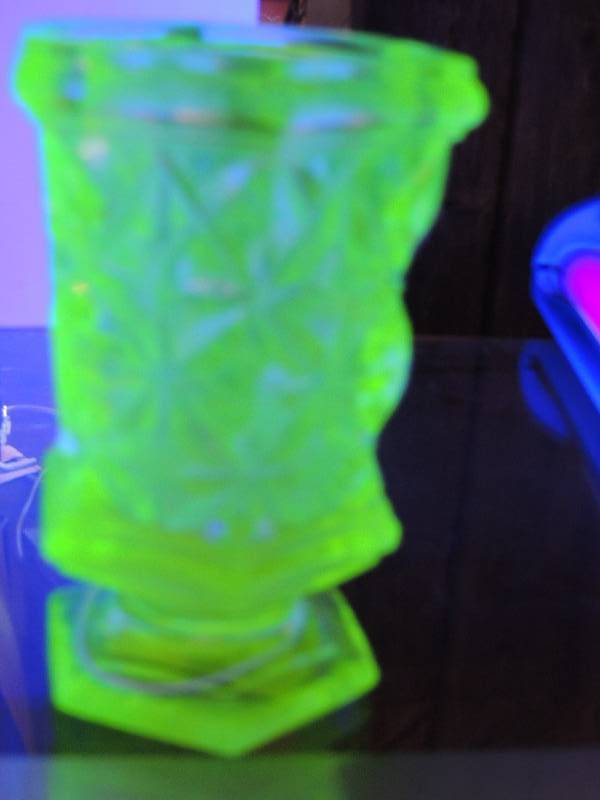 lot 194 image: Vaseline GlassUruanium Glass - Y...