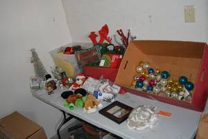 lot 91 image: Generous Assortment of Christmas Decorations, see Pictures