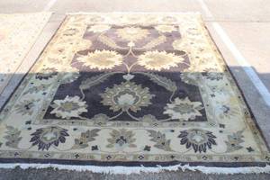 lot 44 image: Area Rug 5 x 7