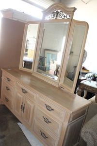 lot 47 image: Thomasville Dresser with Tri-Fold Mirror