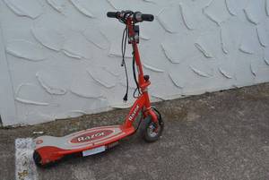 lot 95 image: Razor E100 Electric Scooter with Charger