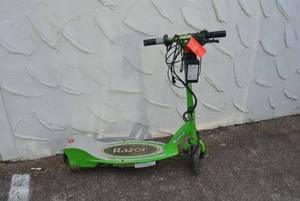 lot 96 image: Razor E200 Electric Scooter with charger