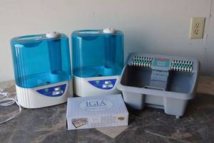 lot 154 image: Foot Spa, Silicone Breast Pads, 2 Vicks Humidifiers
