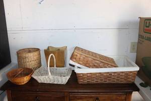 lot 111 image: Baskets mixed lot of sizes