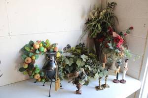lot 136 image: Greenery and Home Decor