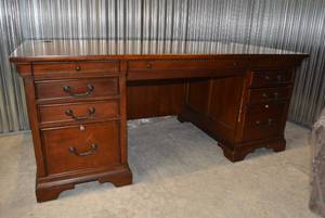 lot 105 image: Hooker Furniture Mahogany Executive Glass Top Desk
