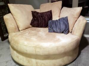 lot 10 image: Round Chair  Swivels  Cream  Microfiber  From a stagers inventory