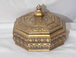 lot 150 image: Home Decor Box