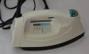 lot 66 image: Black and Decker Steam Iron 400