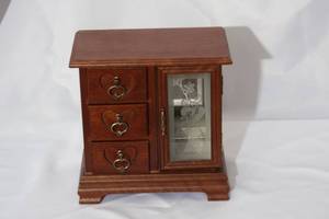 lot 160 image: Vintage Jewerly Box w necklace hanger approx 8x4.5x8 tall