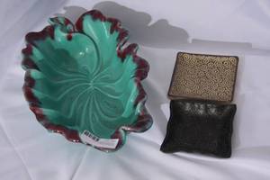 lot 51 image: Teal Leaf bowl and Pedestal
