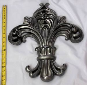 lot 300 image: Large Fleur De Lis Wall Decor