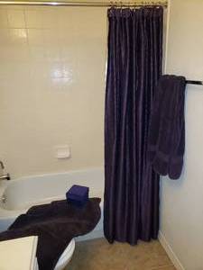lot 389 image: Amethyst Bathroom Set