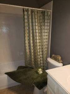 lot 382 image: Lot of Matching Bathroom Decor
