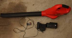 lot 26 image: Leaf Blower   Black & Decker Cordless w Battery