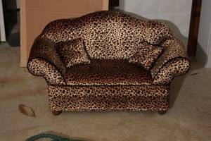 lot 36 image: Small Display Leopard Sofa  Was used to display jewelry