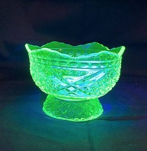 lot 14 image: Vintage Green Uranium Candy Bowl