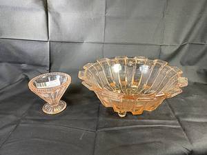 lot 21 image: Pink Pressed Glass Art Deco Bowl, Pink Depression Dessert Dish