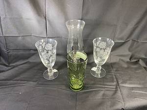 lot 32 image: Heisey Rose Iced Tea by Heisey,