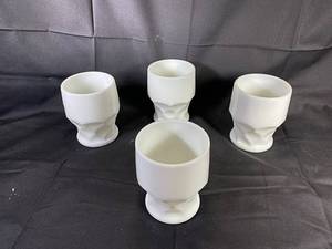 lot 33 image: 4 Milk Glass Anchor Hocking Georgian Tumblers 4