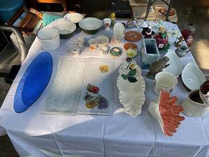 lot 42 image: Assorted Decorative Glassware