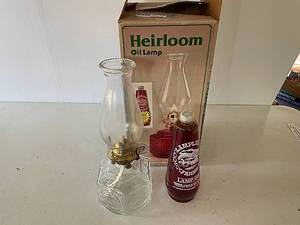 lot 86 image: Heirloom Oil Lamp