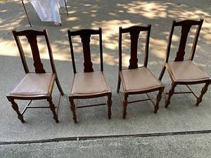 lot 89 image: Set of 4 Solid Wood Dining Room Table Chairs