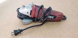 lot 42 image: SKIL 9295 4.5 Angle Grinder