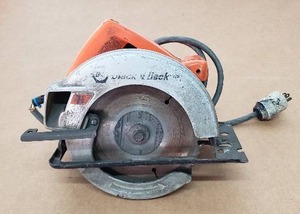 lot 64 image: Black & Decker 7-14 Circular Saw - Model 7390