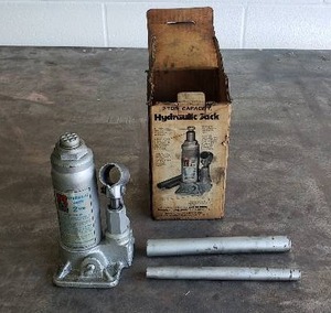lot 102 image: Pro-Lift 2 Ton Capcity Hydraulic Jack - Model B-002NC