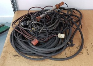 lot 167 image: Lot of 5 Extension Cords and 1 Task Light