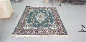 lot 202 image: Green Area Rug - 5.5 x 7.5