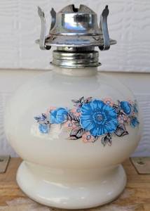 lot 38 image: LAMPLIGHT FARMS OIL LAMP IN STYLE, COLOR, AND CONDITION SHOWN.