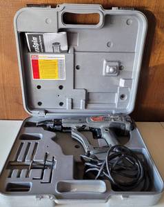 lot 16 image: SENCO DURASPIN COLLATED SCREWDRIVER  SCREW FASTENING SYSTEM DS200-AC WITH CASE AND ACCESSORIES AS SHOWN. TESTED AND WORKING.