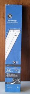 lot 53 image: GE ADVANTAGE 24 FLUORESCENT LIGHT FIXTURE IN BOX AS SHOWN.